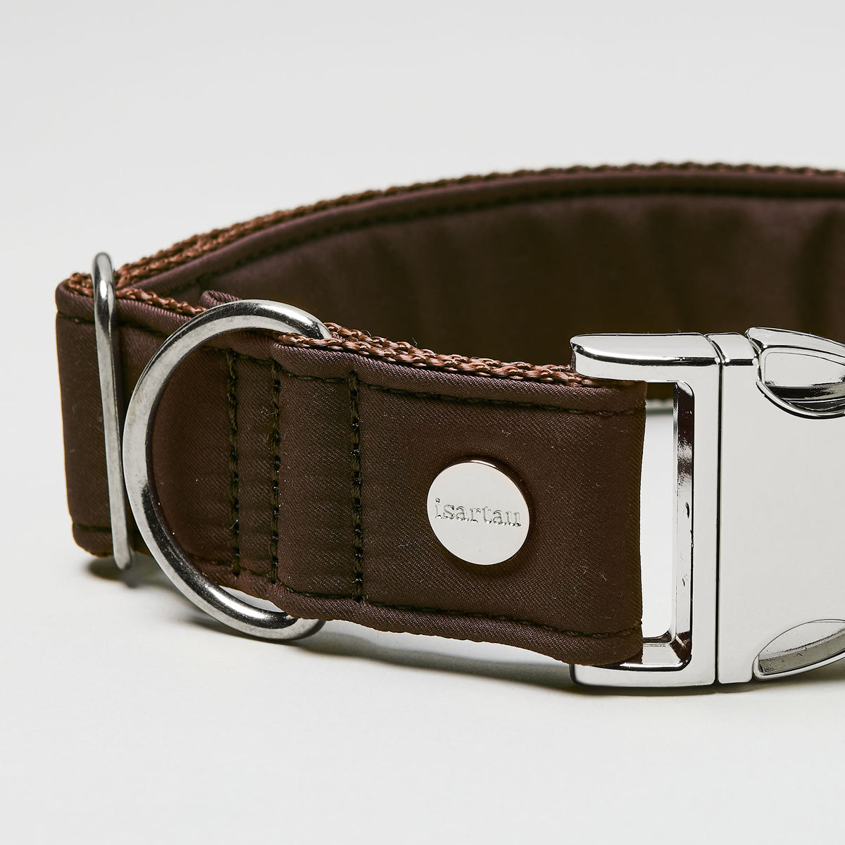 isartau Halsband Softie Dunkelbraun, silberne Beschläge, Detailansicht