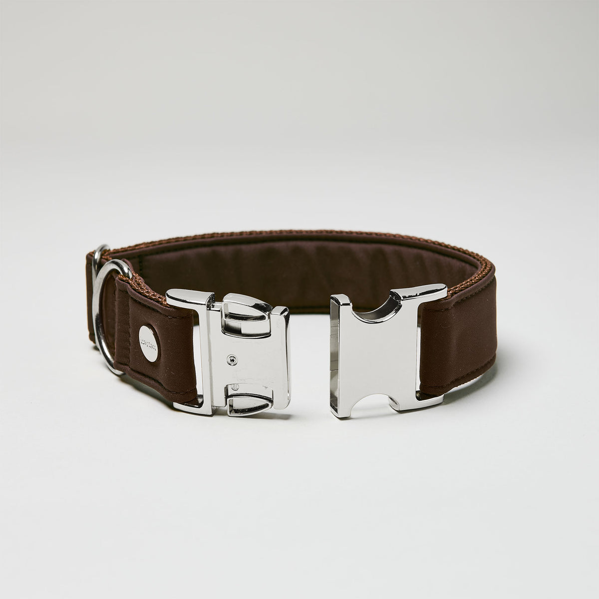 isartau Halsband Softie Dunkelbraun, silberne Beschläge, Detailansicht