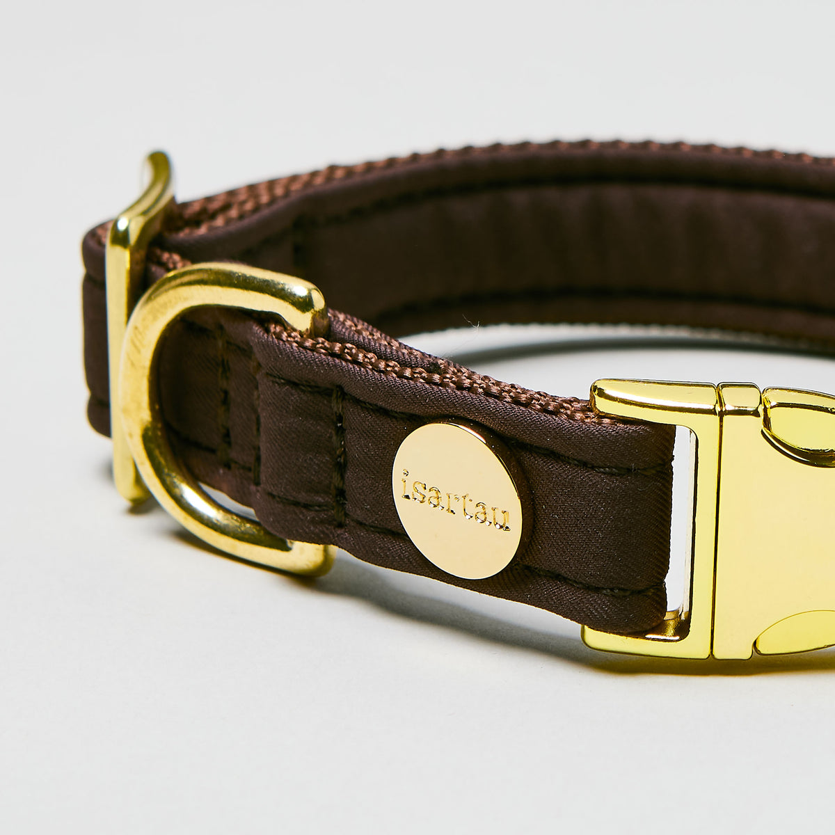 isartau Halsband Softie Dunkelbraun, goldene Beschläge, Detailansicht