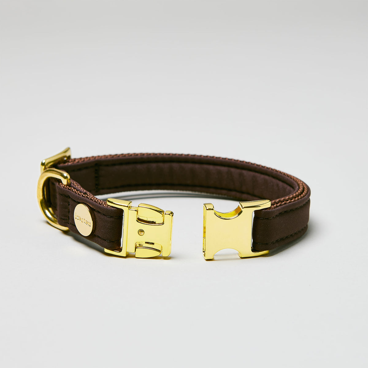 isartau Halsband Softie Dunkelbraun, goldene Beschläge, Detailansicht