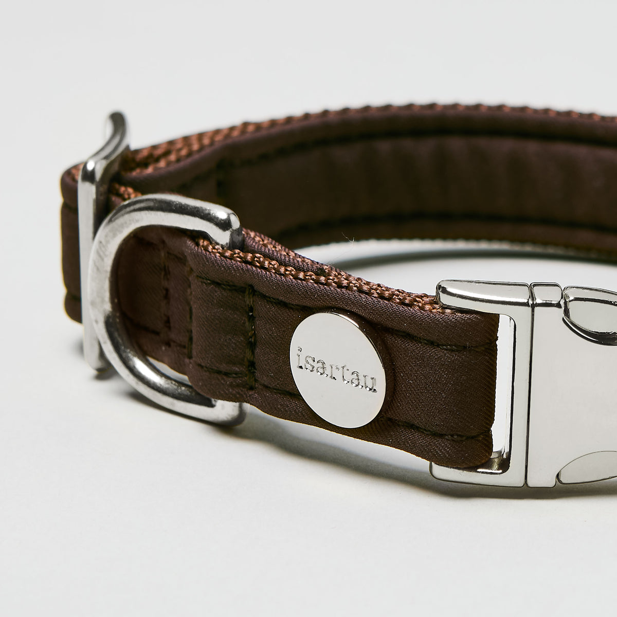 isartau Halsband Softie Dunkelbraun, silberne Beschläge, Detailansicht
