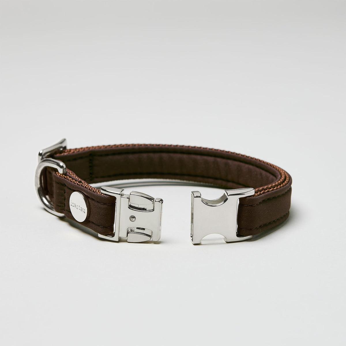 isartau Halsband Softie Dunkelbraun, silberne Beschläge, Detailansicht