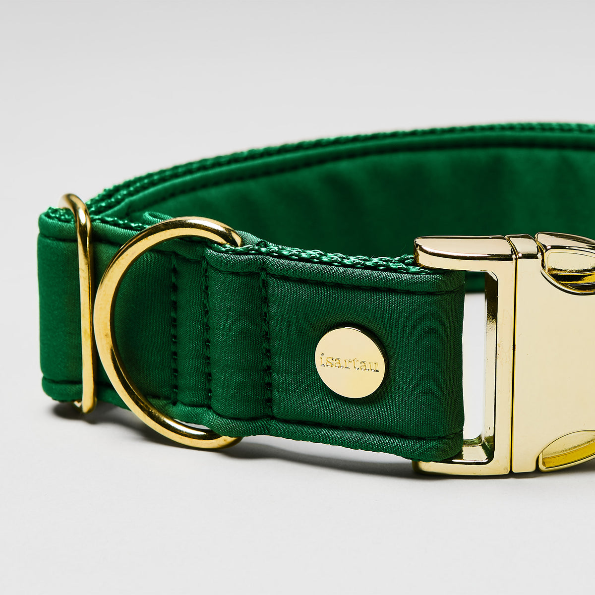 isartau Halsband Softie Grün, goldene Beschläge, Detailansicht