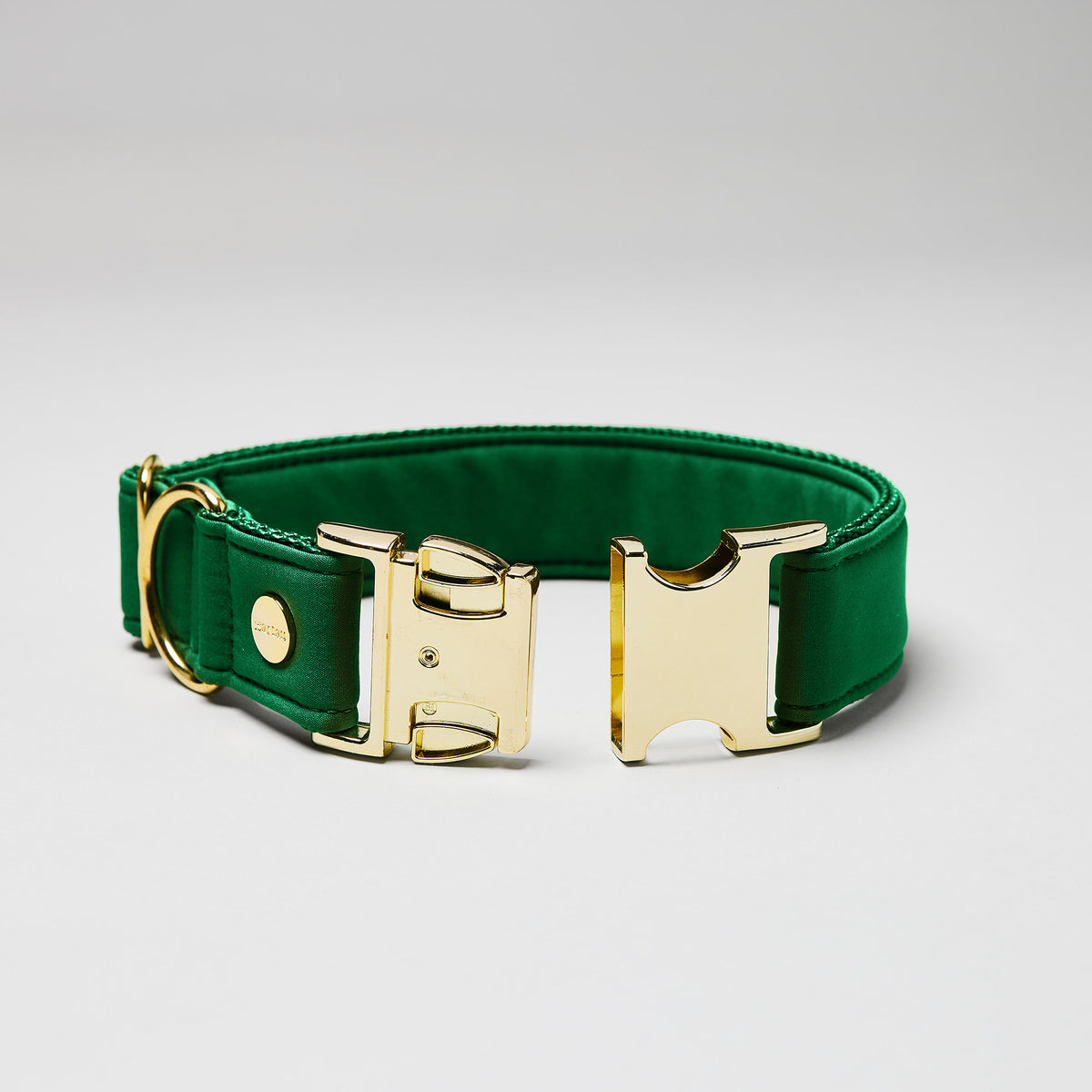 isartau Halsband Softie Grün, goldene Beschläge, Detailansicht
