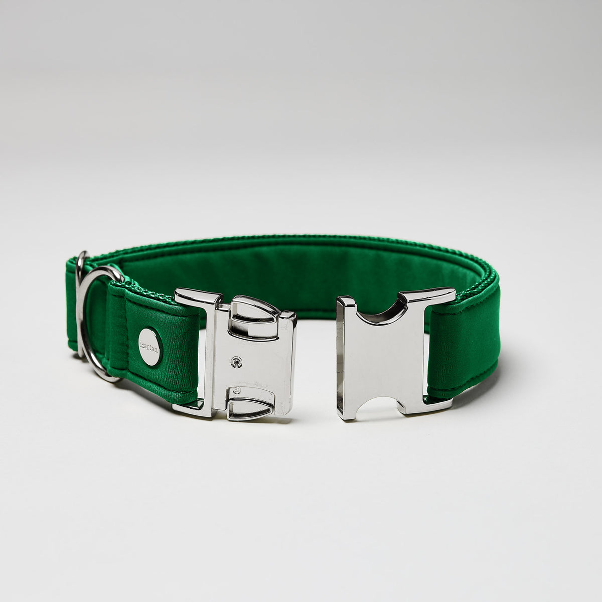 isartau Halsband Softie Grün, silberne Beschläge, Detailansicht