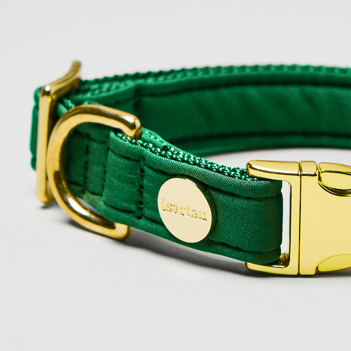 isartau Halsband Softie Grün, goldene Beschläge, Detailansicht