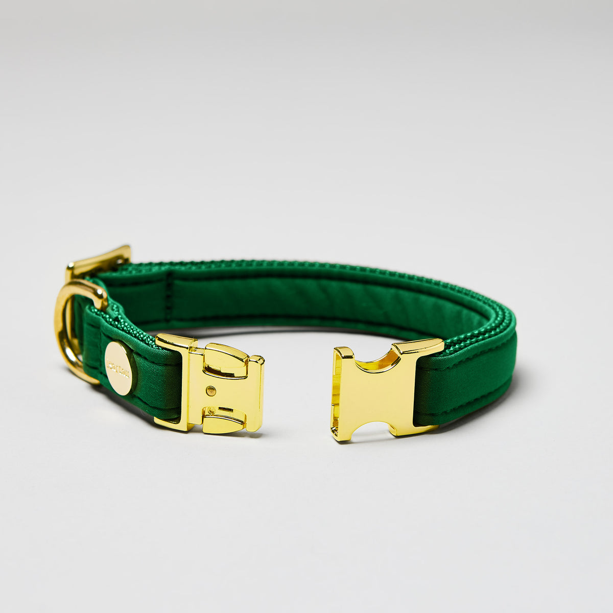 isartau Halsband Softie Grün, goldene Beschläge, Detailansicht
