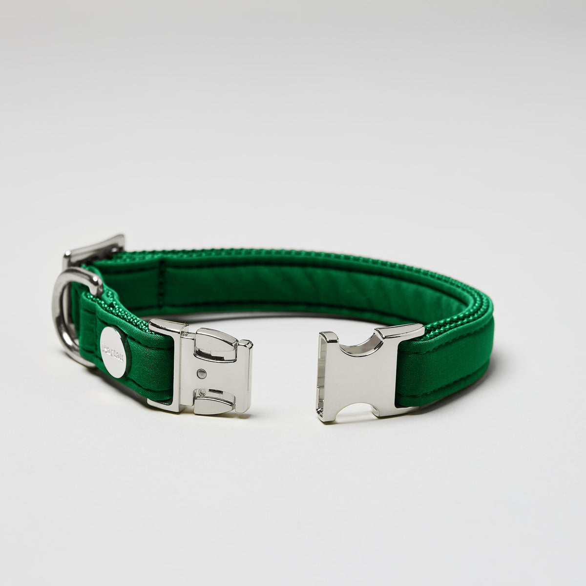 isartau Halsband Softie Grün, silberne Beschläge, Detailansicht