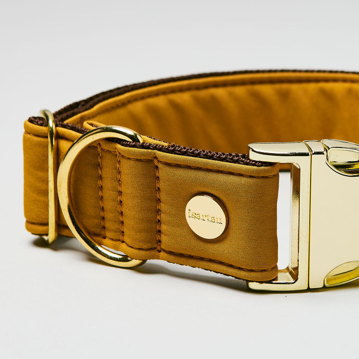 isartau Halsband Softie Karamell, goldene Beschläge, Detailansicht