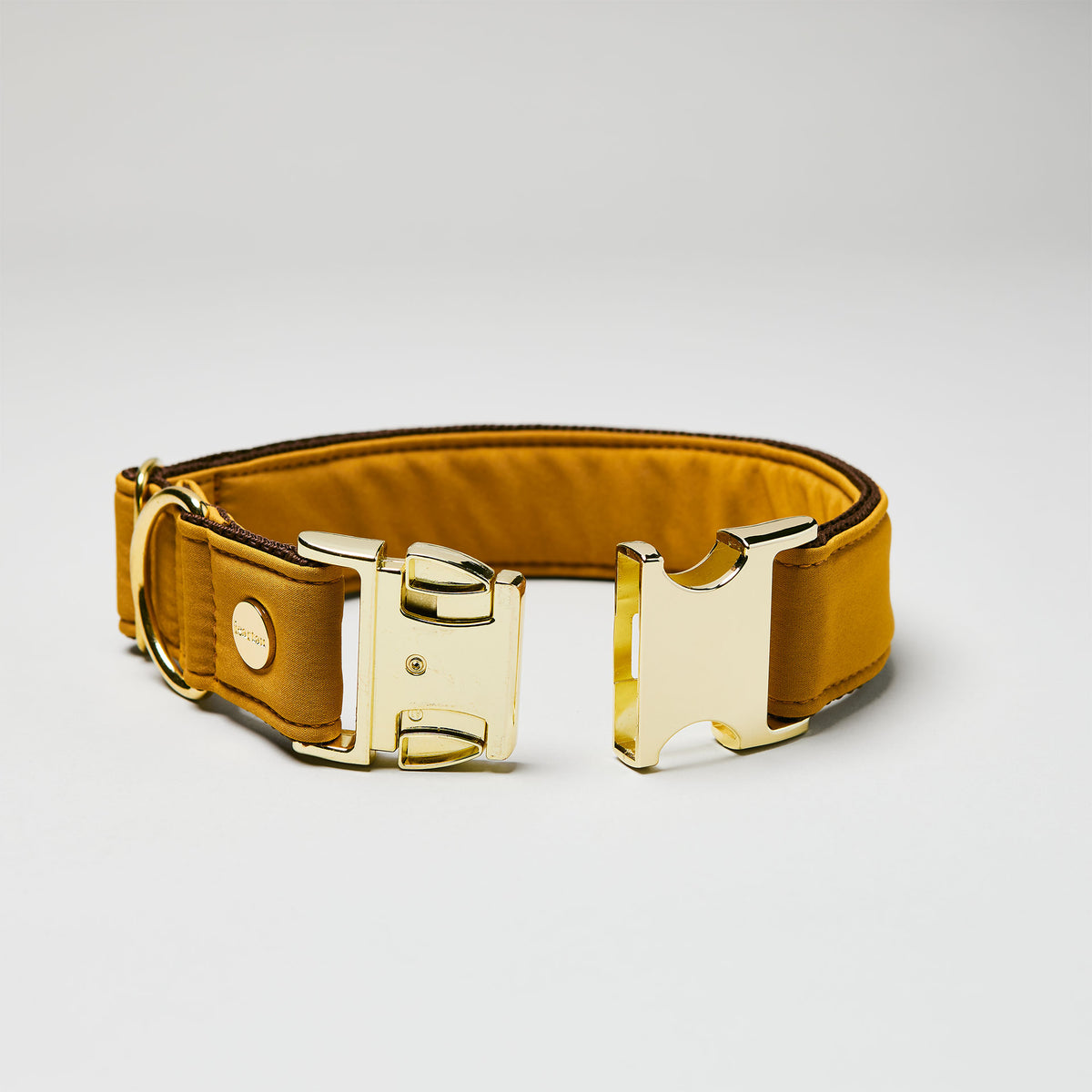 isartau Halsband Softie Karamell, goldene Beschläge, Detailansicht