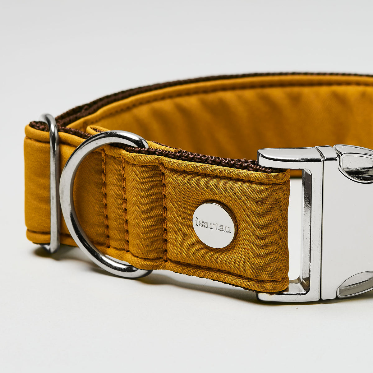isartau Halsband Softie Karamell, silberne Beschläge, Detailansicht