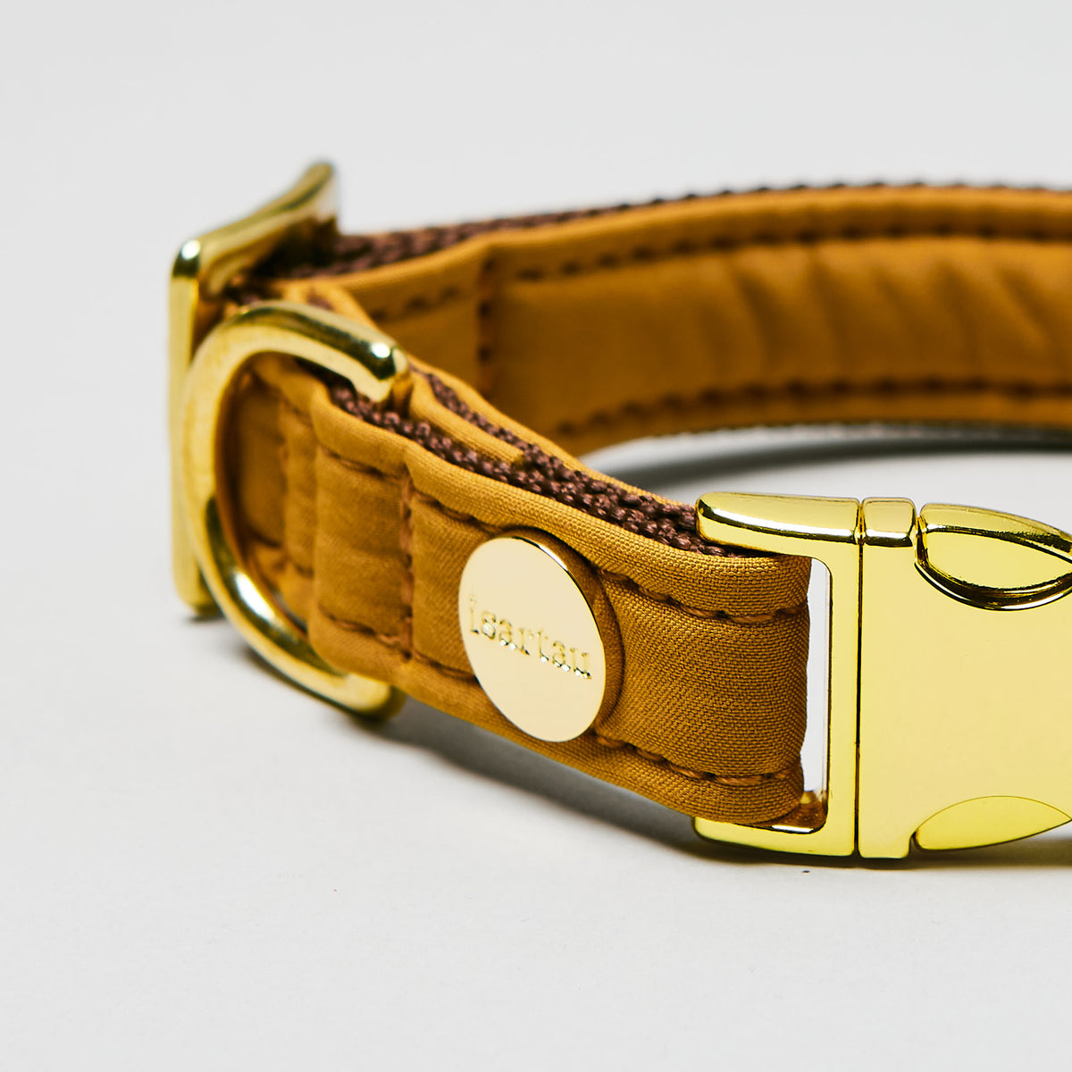 isartau Halsband Softie Karamell, goldene Beschläge, Detailansicht