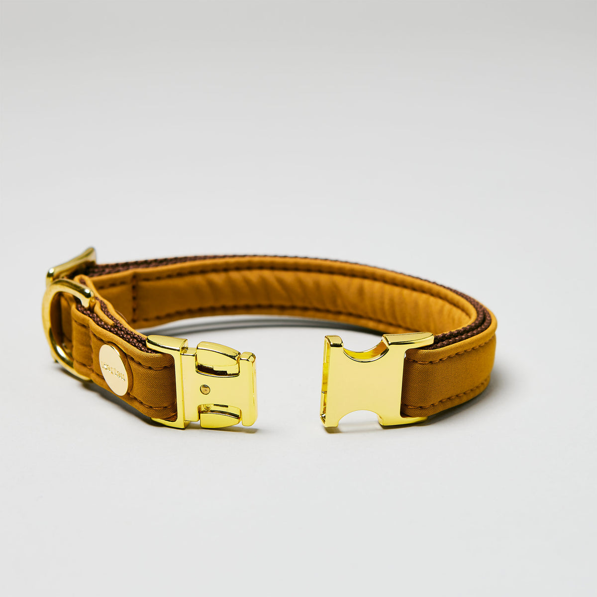 isartau Halsband Softie Karamell, goldene Beschläge, Detailansicht