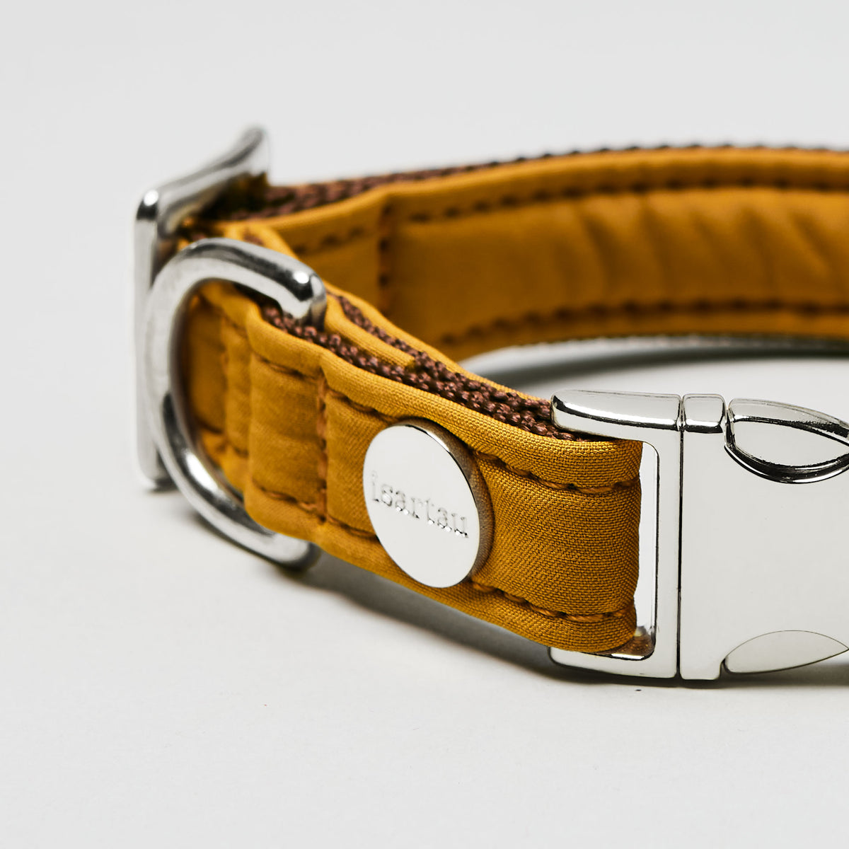 isartau Halsband Softie Karamell, silberne Beschläge, Detailansicht