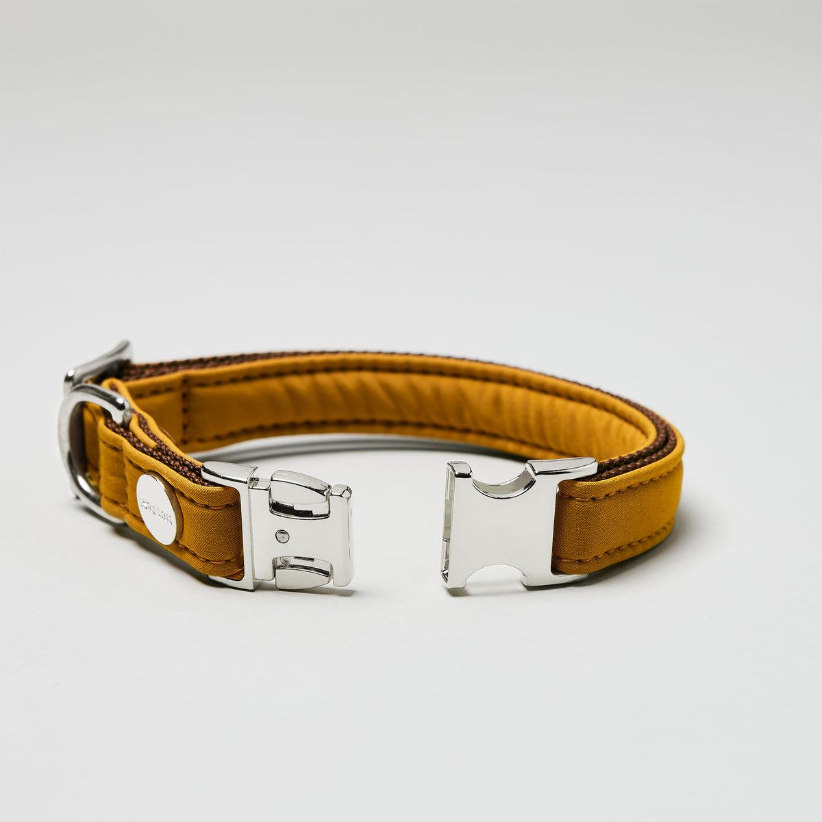 isartau Halsband Softie Karamell, silberne Beschläge, Detailansicht