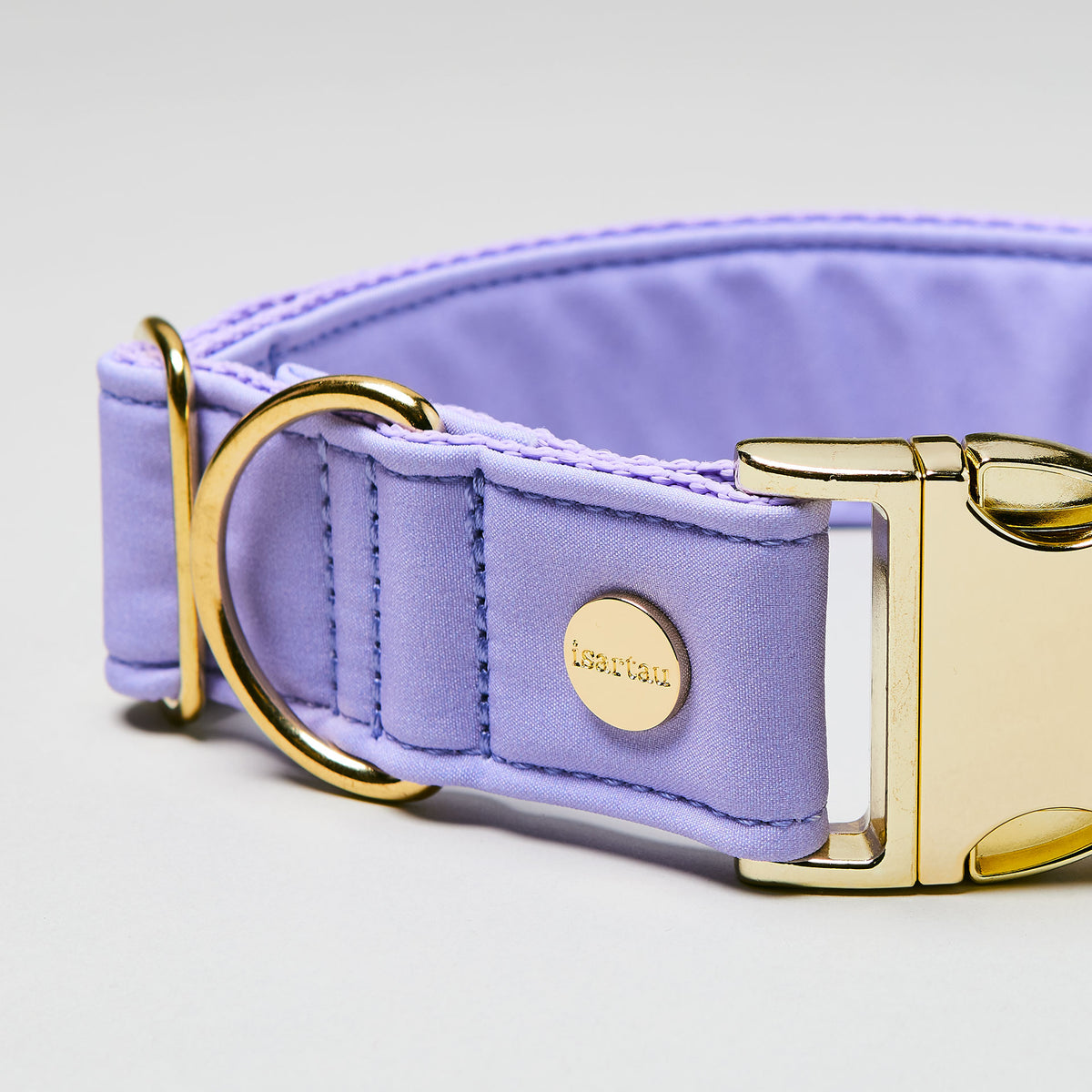 isartau Halsband Softie Lavendel, goldene Beschläge, Detailansicht