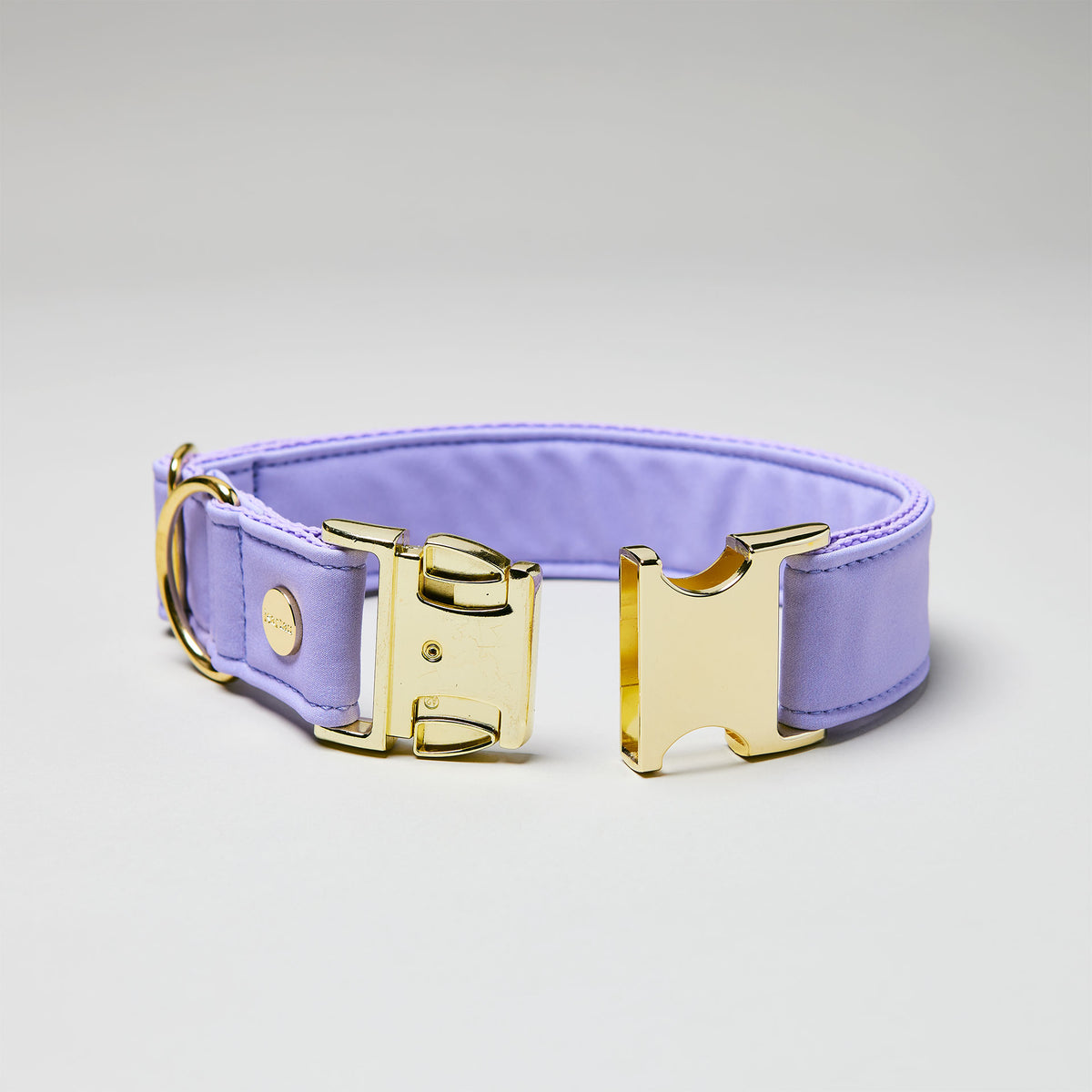 isartau Halsband Softie Lavendel, goldene Beschläge, Detailansicht