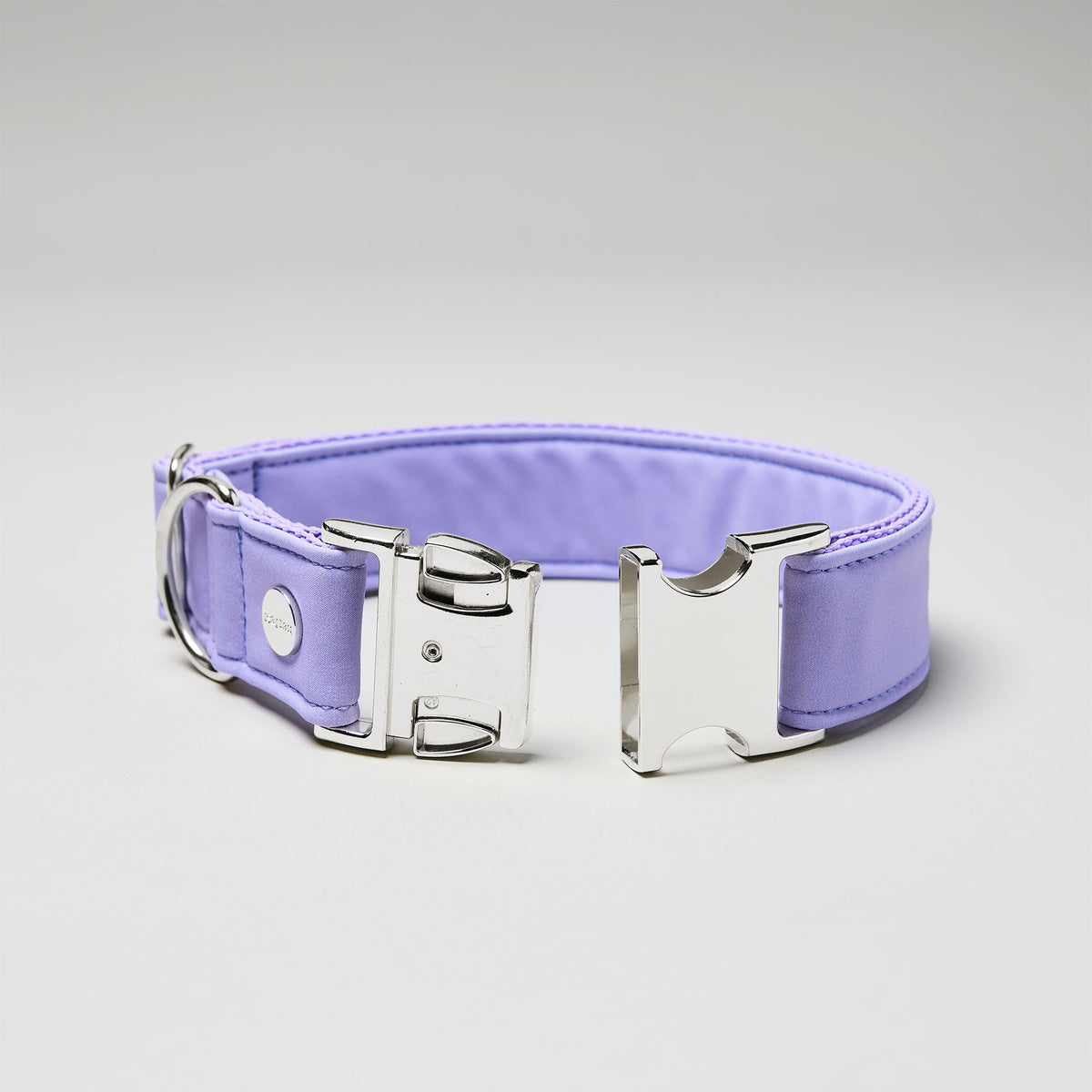 isartau Halsband Softie Lavendel, silberne Beschläge, Detailansicht