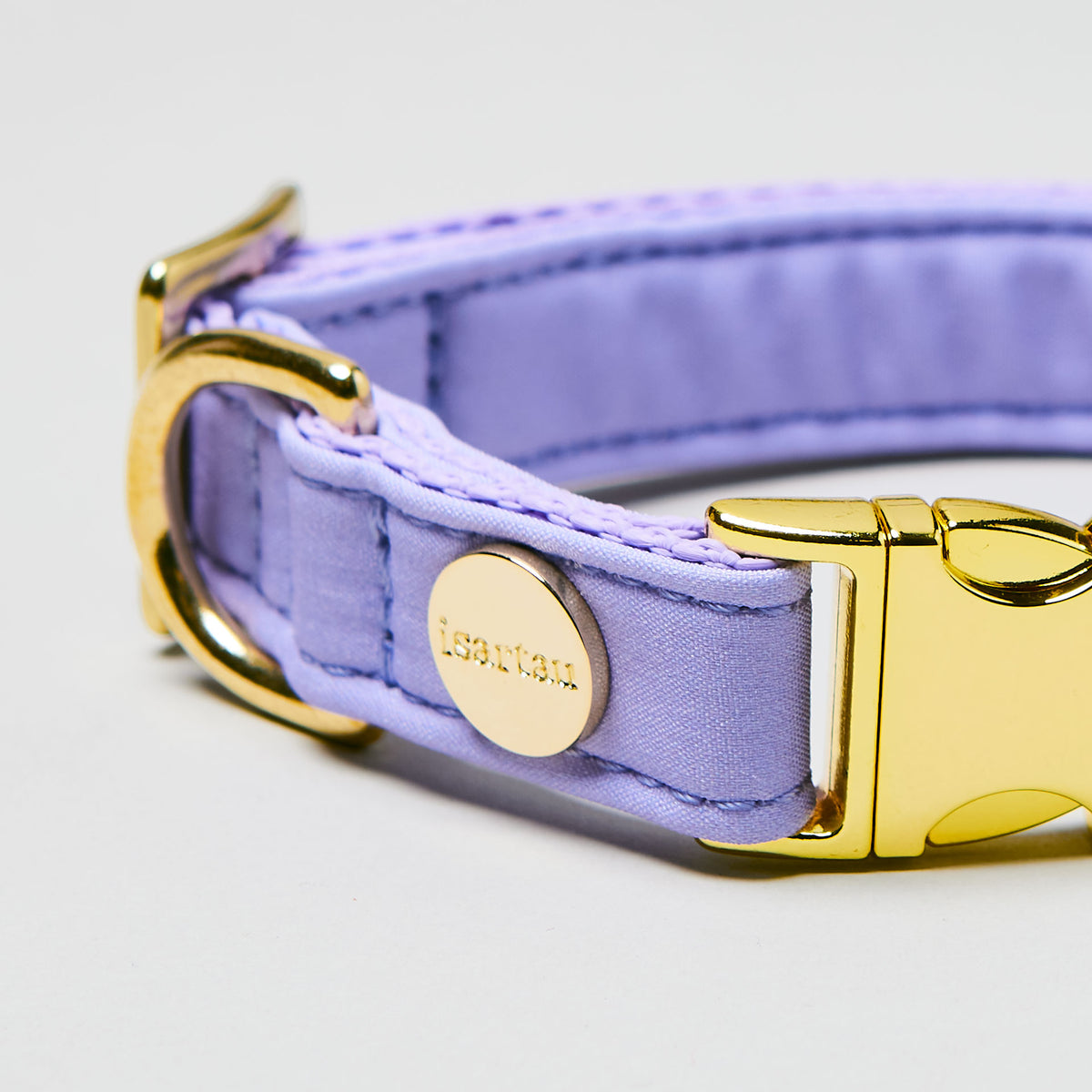 isartau Halsband Softie Lavendel, goldene Beschläge, Detailansicht