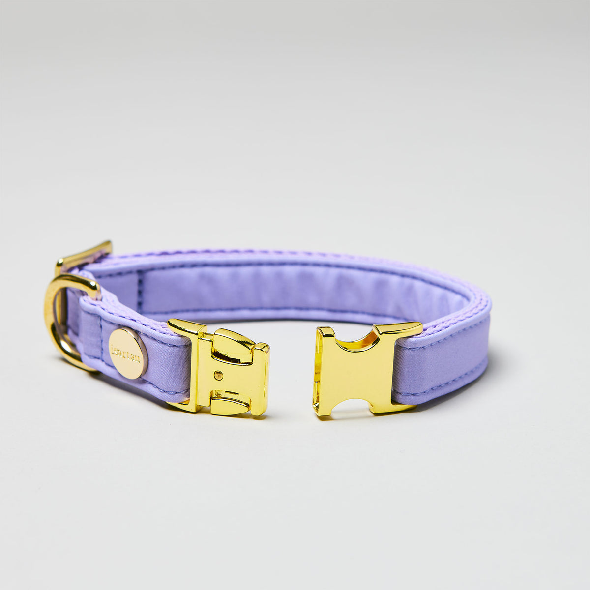 isartau Halsband Softie Lavendel, goldene Beschläge, Detailansicht