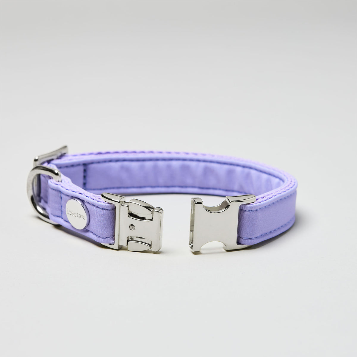 isartau Halsband Softie Lavendel, silberne Beschläge, Detailansicht