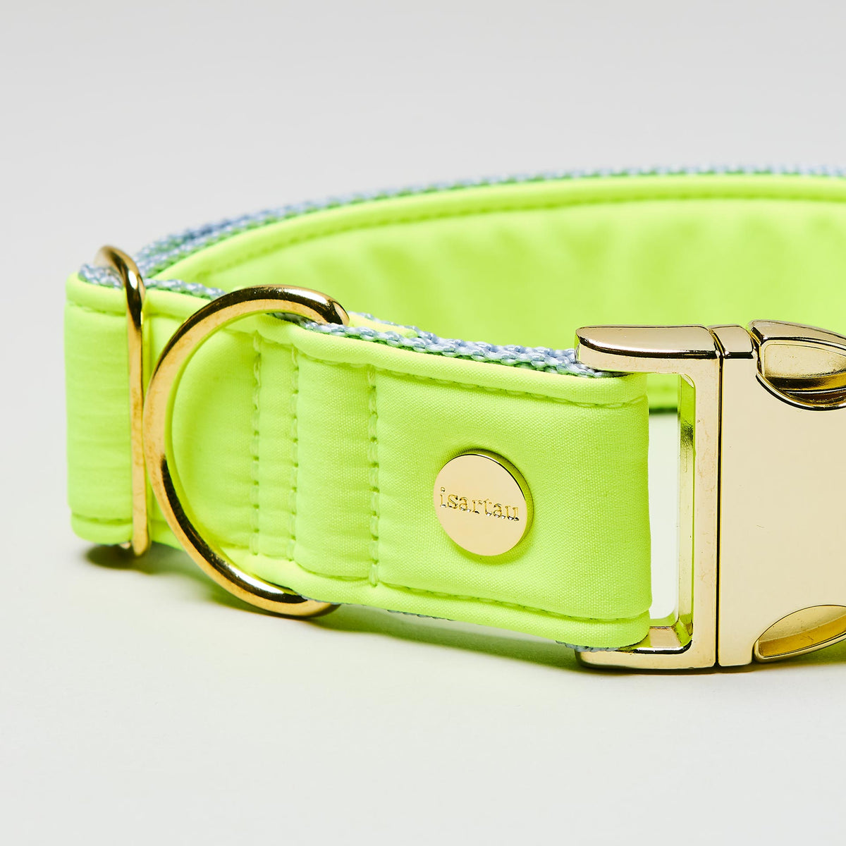isartau Halsband Softie Neongelb-Grau, goldene Beschläge, Detailansicht