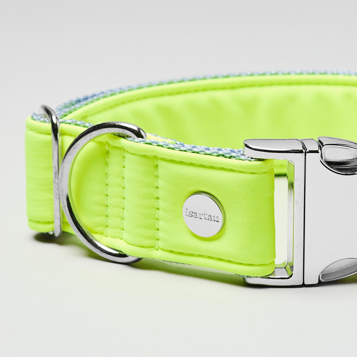 isartau Halsband Softie Neongelb-Grau, silberne Beschläge, Detailansicht