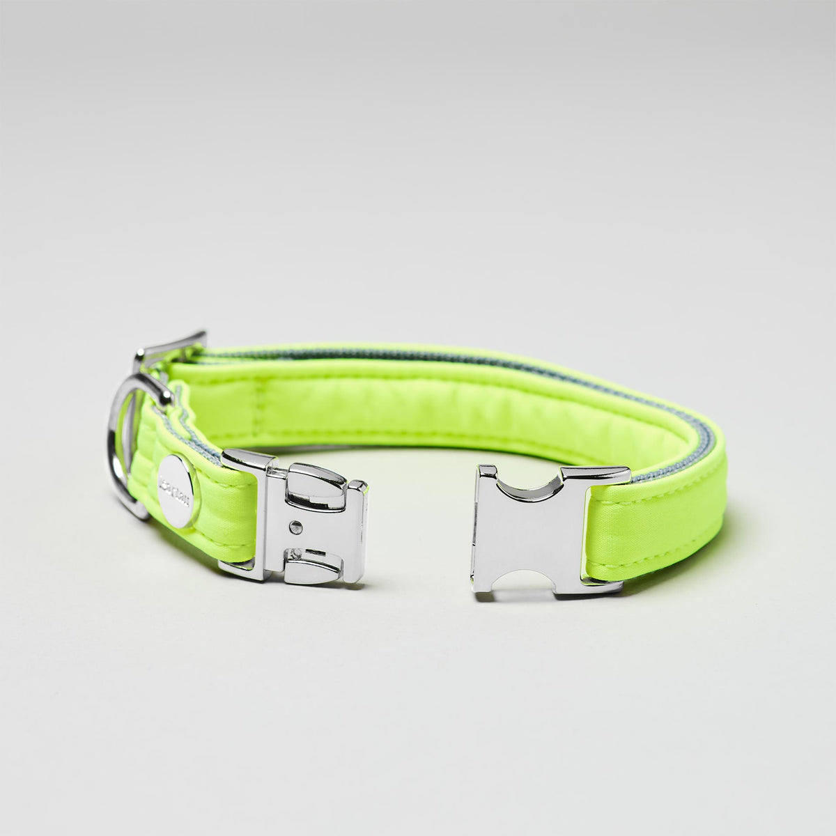 isartau Halsband Softie Neongelb-Grau, silberne Beschläge, Detailansicht