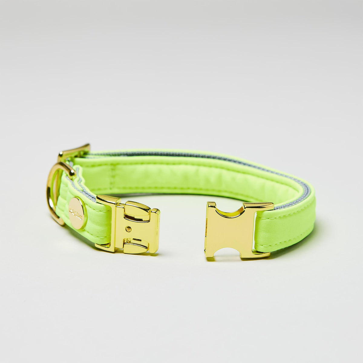 isartau Halsband Softie Neongelb-Grau, goldene Beschläge, Detailansicht