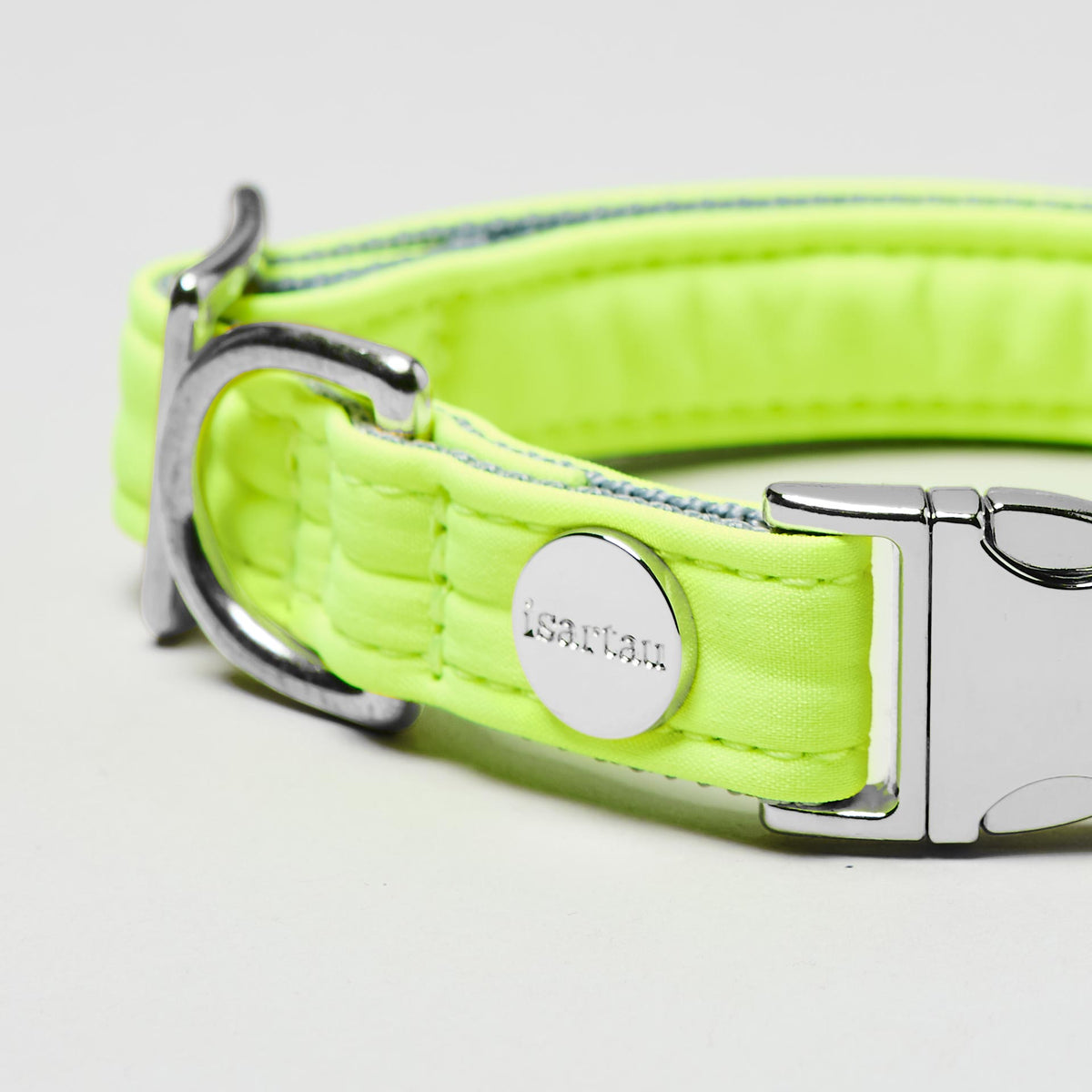 isartau Halsband Softie Neongelb-Grau, silberne Beschläge, Detailansicht