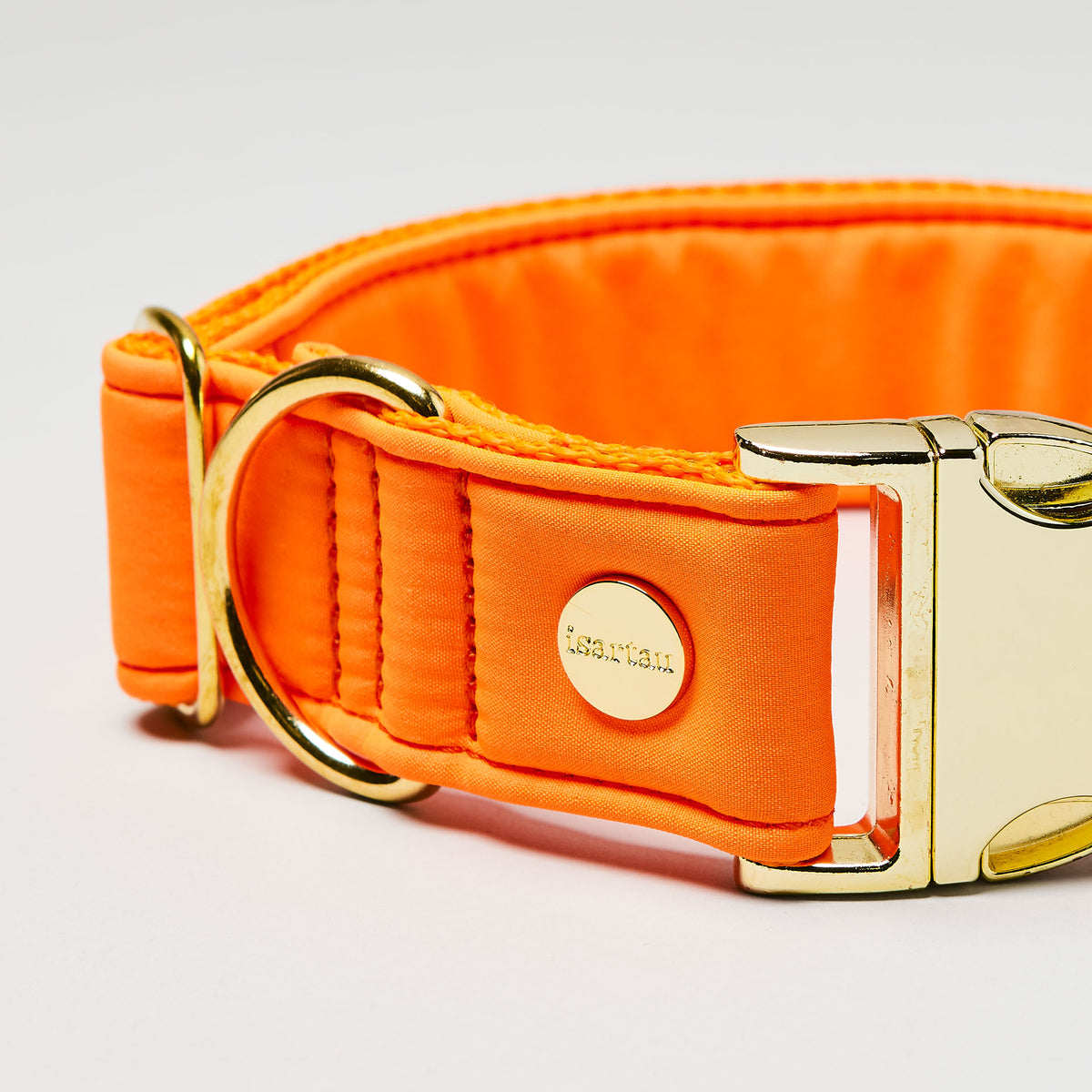 isartau Halsband Softie Neonorange, goldene Beschläge, Detailansicht