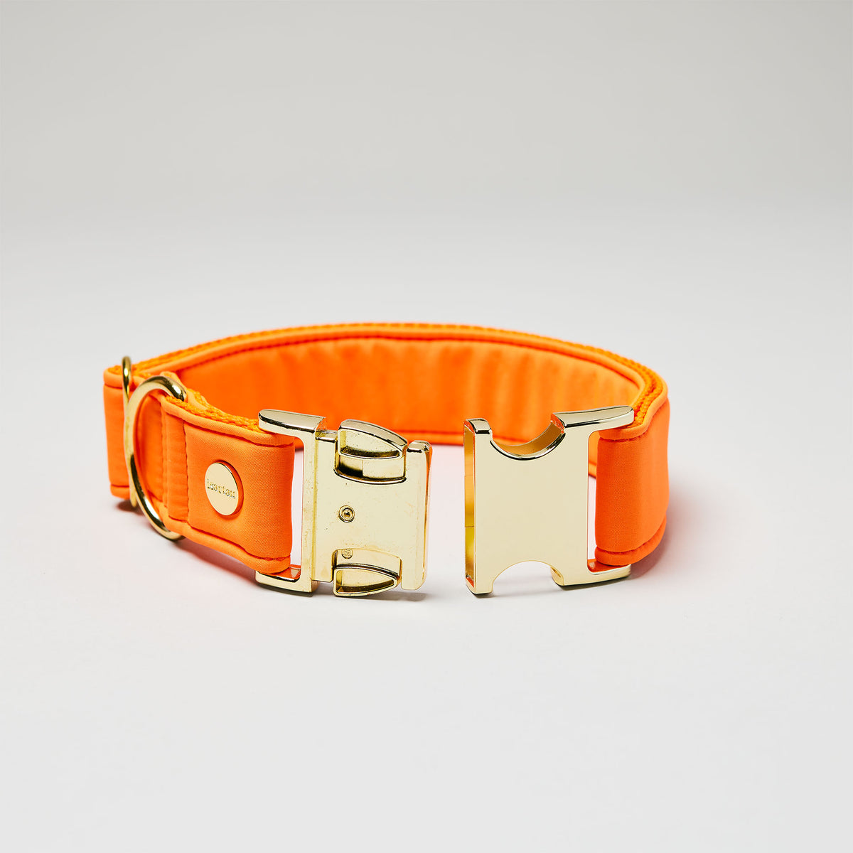 isartau Halsband Softie Neonorange, goldene Beschläge, Detailansicht