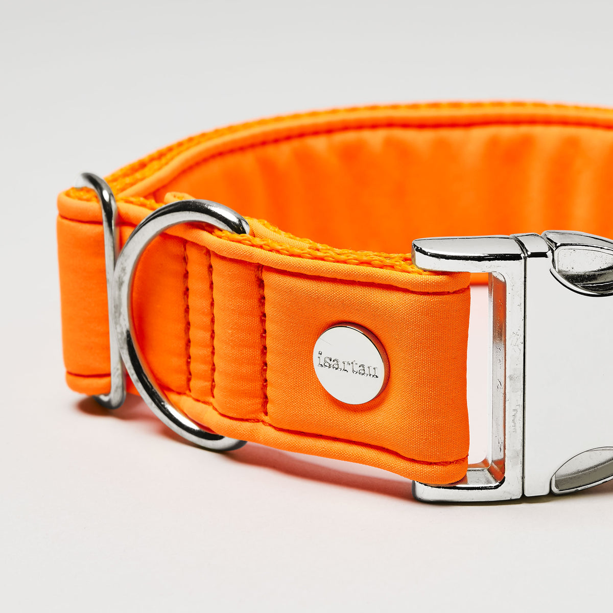 isartau Halsband Softie Neonorange, silberne Beschläge, Detailansicht