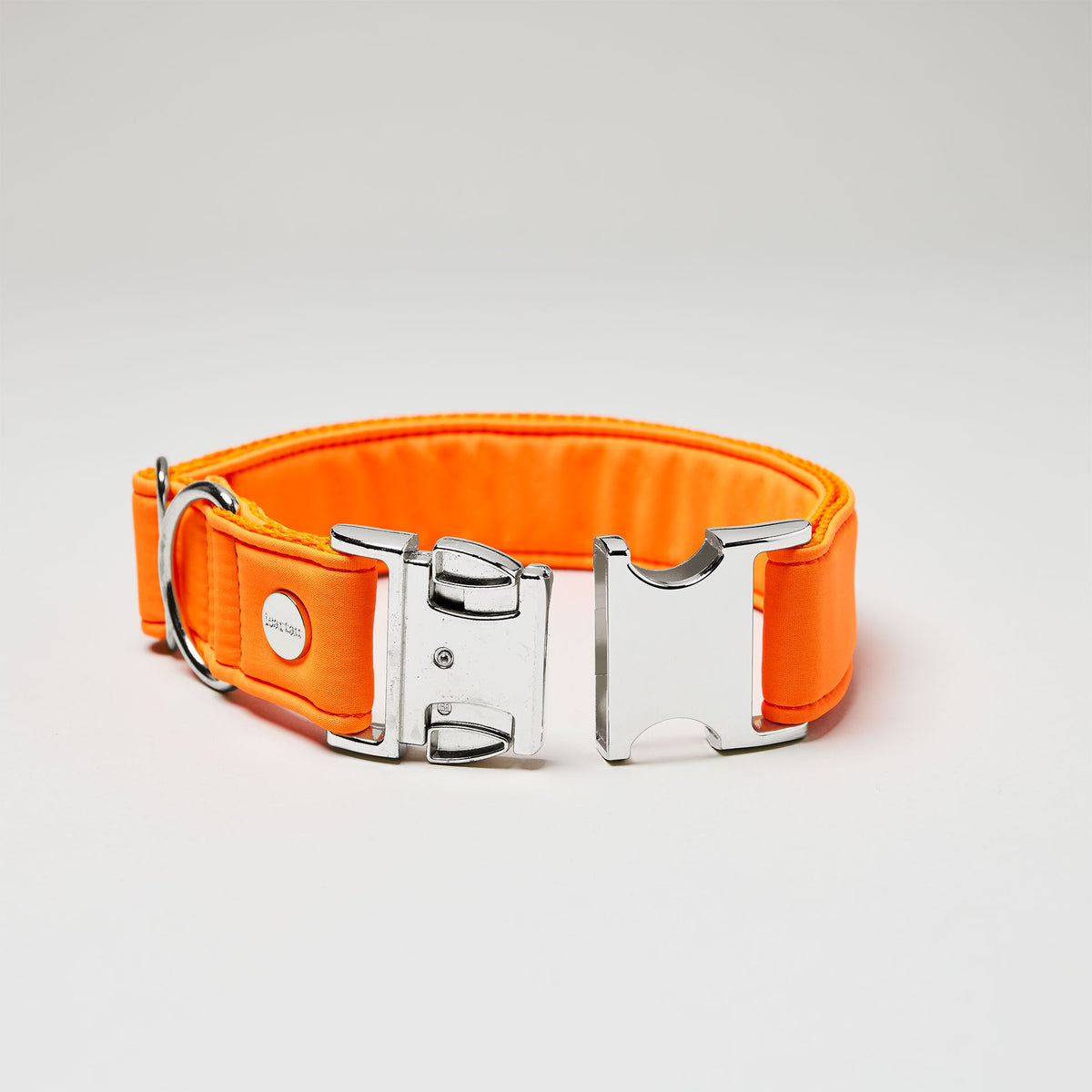 isartau Halsband Softie Neonorange, silberne Beschläge, Detailansicht