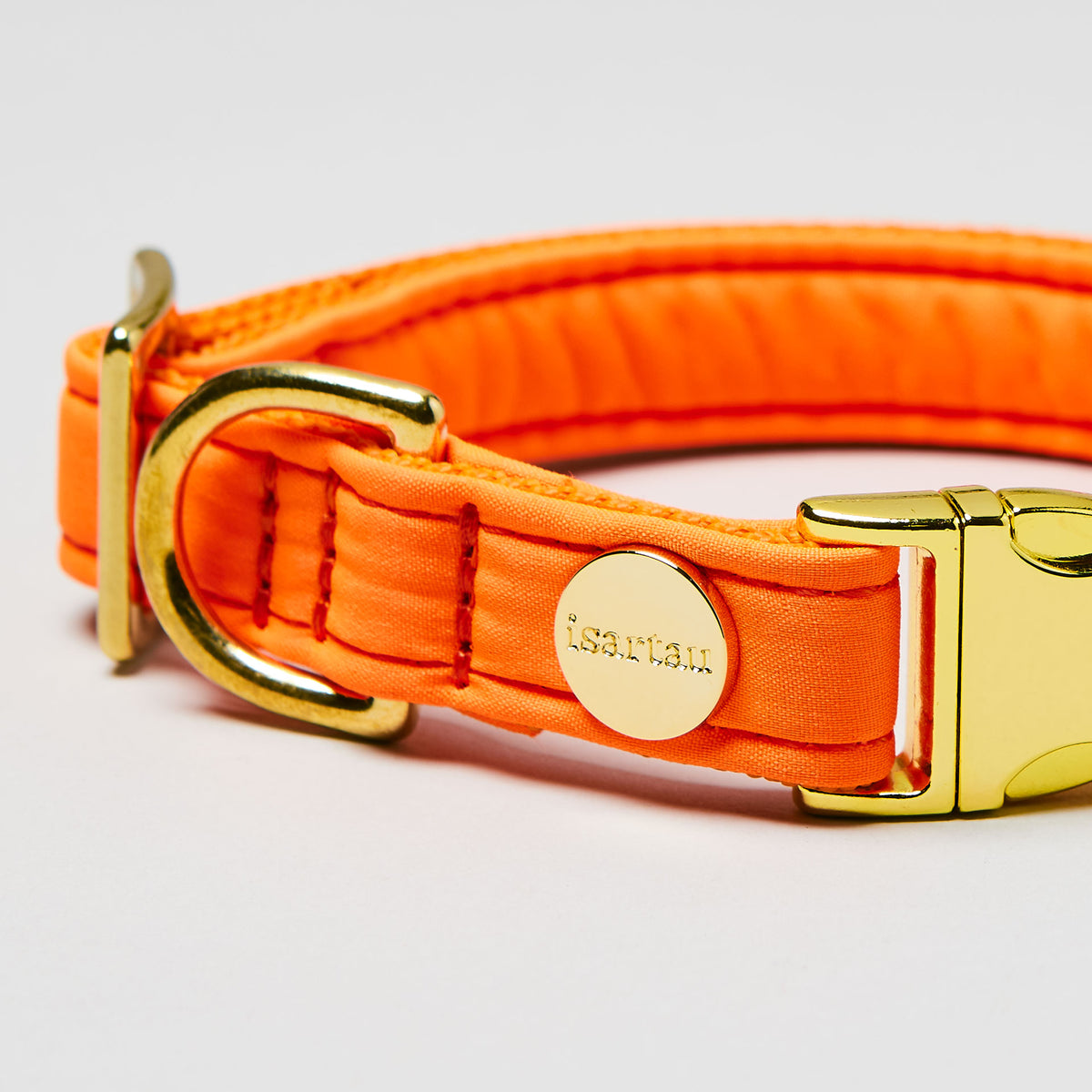 isartau Halsband Softie Neonorange, goldene Beschläge, Detailansicht