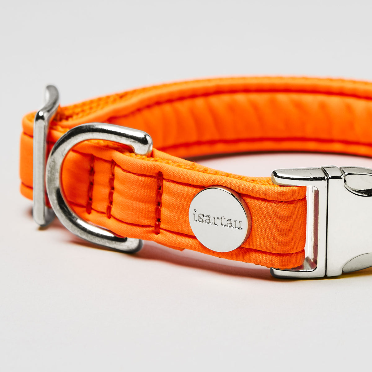 isartau Halsband Softie Neonorange, silberne Beschläge, Detailansicht