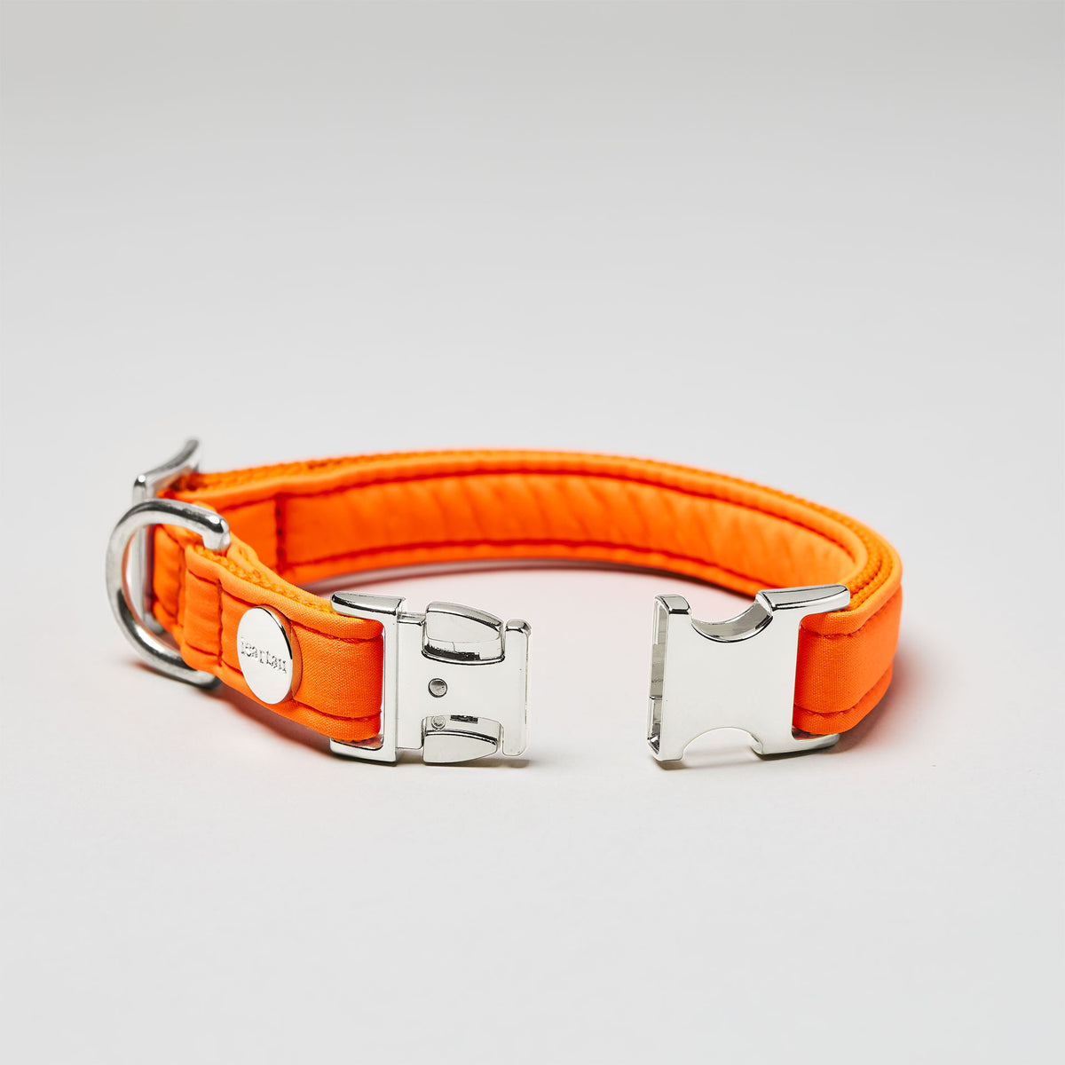 isartau Halsband Softie Neonorange, silberne Beschläge, Detailansicht