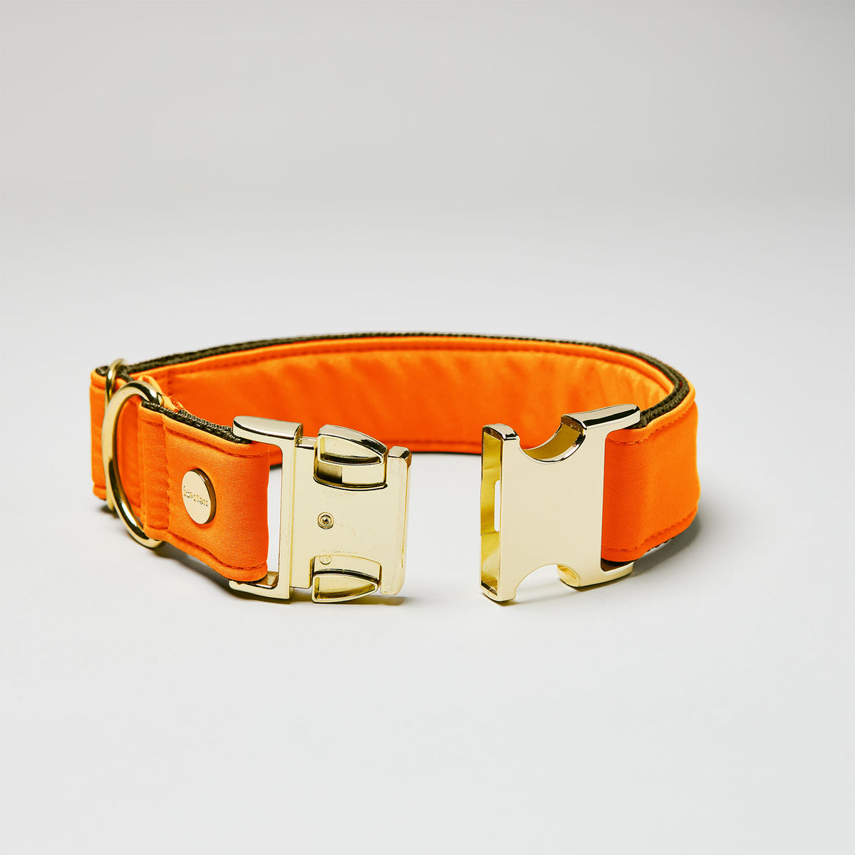 isartau Halsband Softie Neonorange-Oliv, goldene Beschläge, Detailansicht