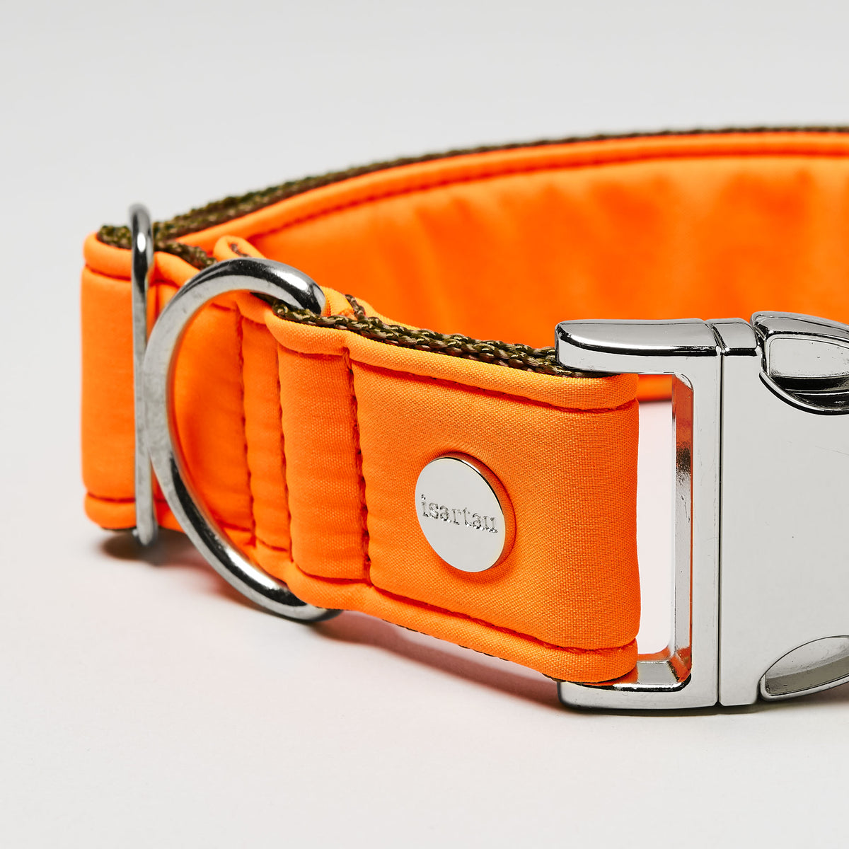 isartau Halsband Softie Neonorange-Oliv, silberne Beschläge, Detailansicht