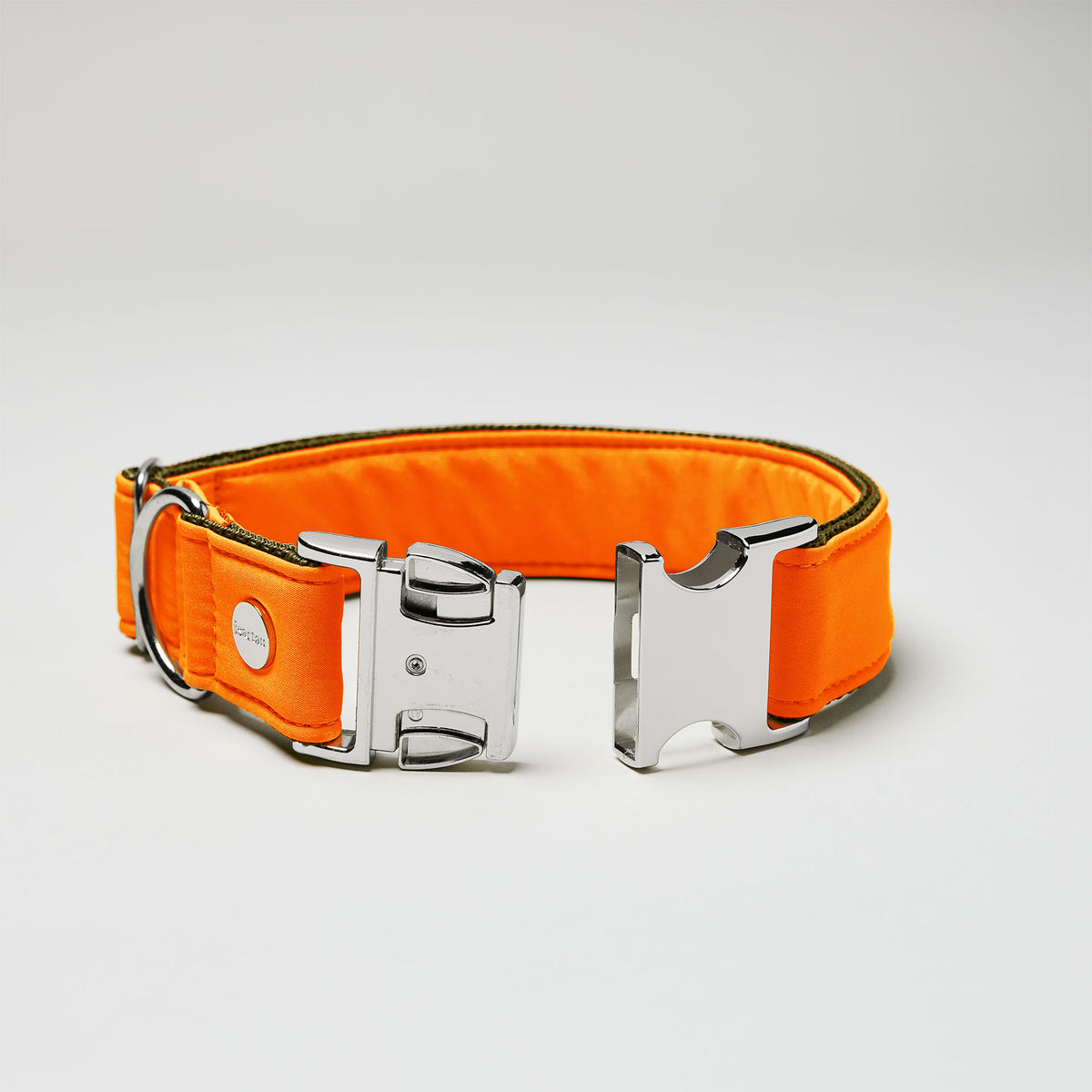 isartau Halsband Softie Neonorange-Oliv, silberne Beschläge, Detailansicht