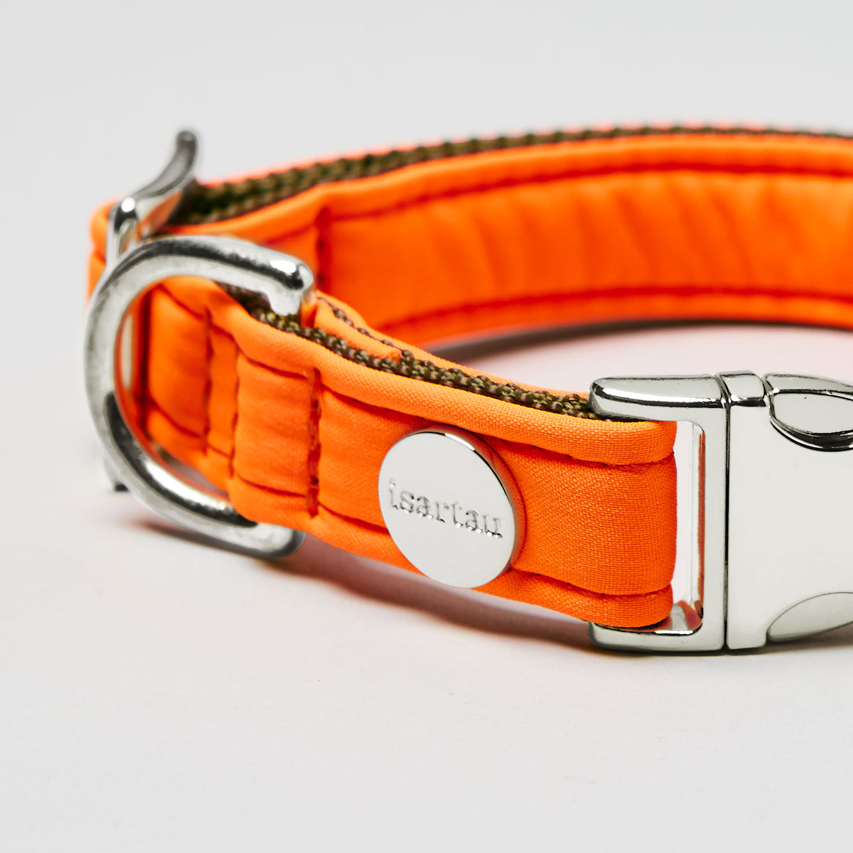 isartau Halsband Softie Neonorange-Oliv, silberne Beschläge, Detailansicht