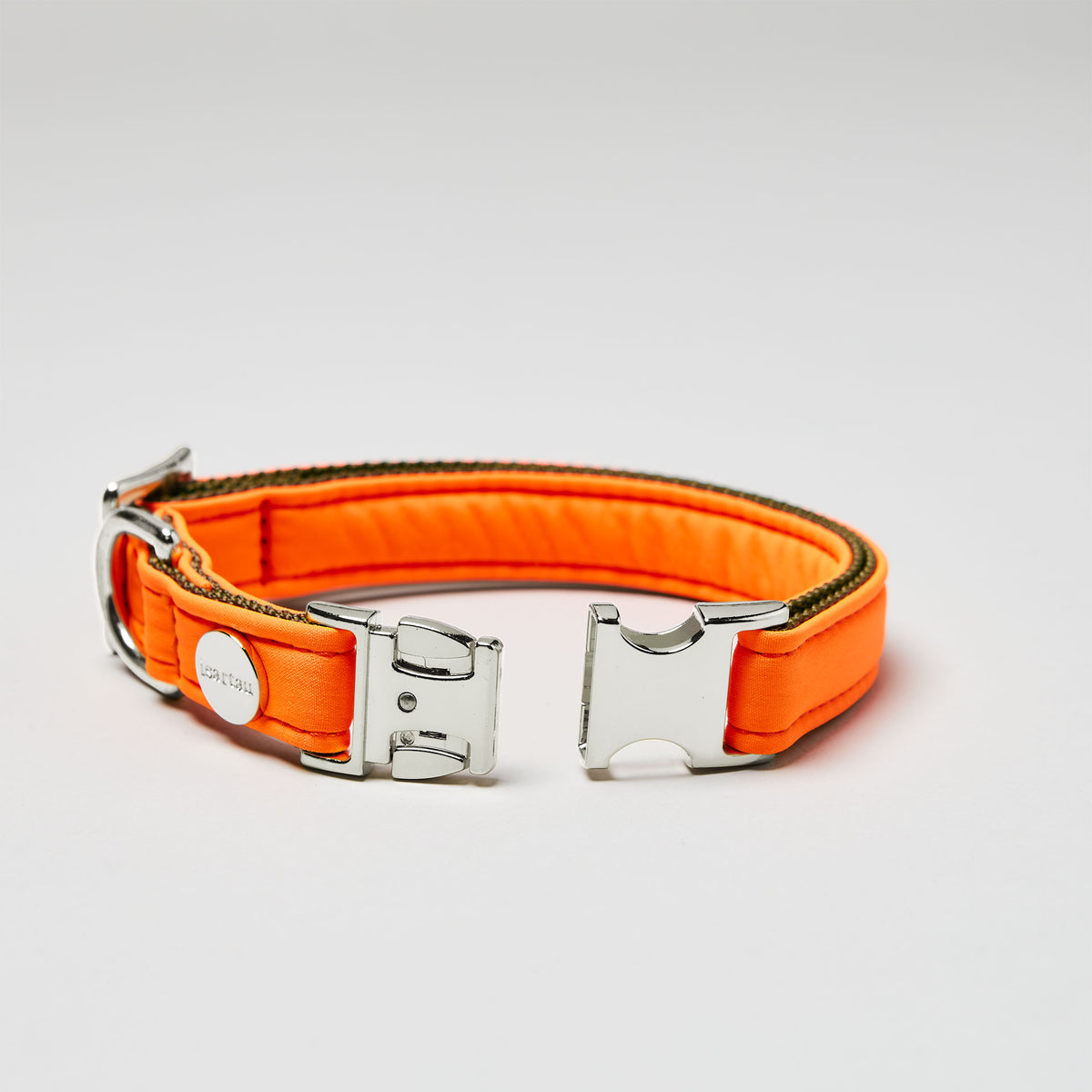 isartau Halsband Softie Neonorange-Oliv, silberne Beschläge, Detailansicht