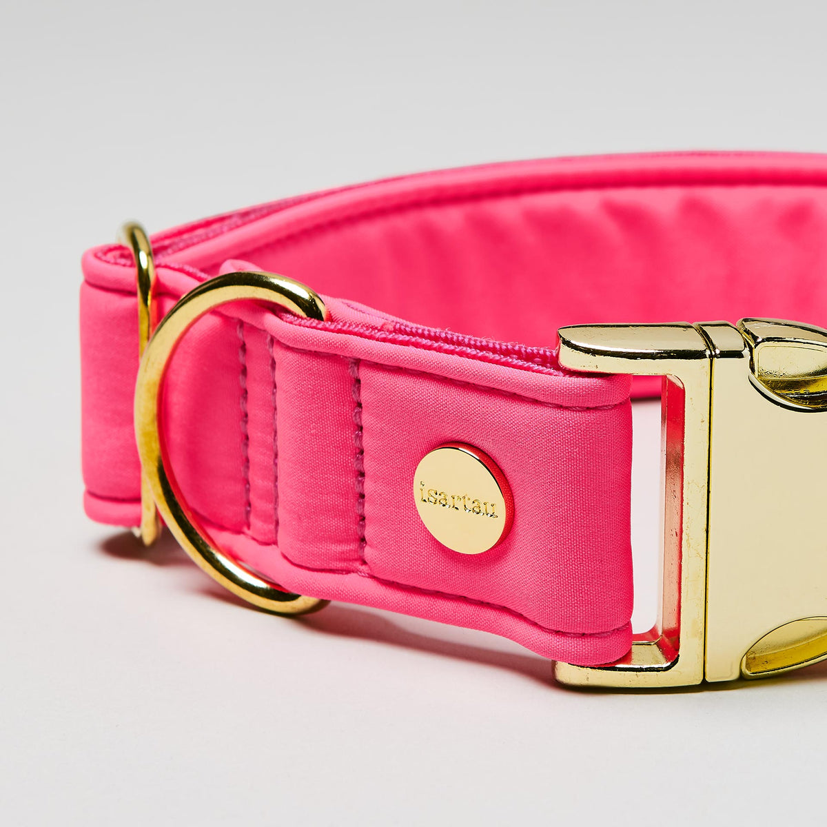 isartau Halsband Softie Neonpink, goldene Beschläge, Detailansicht