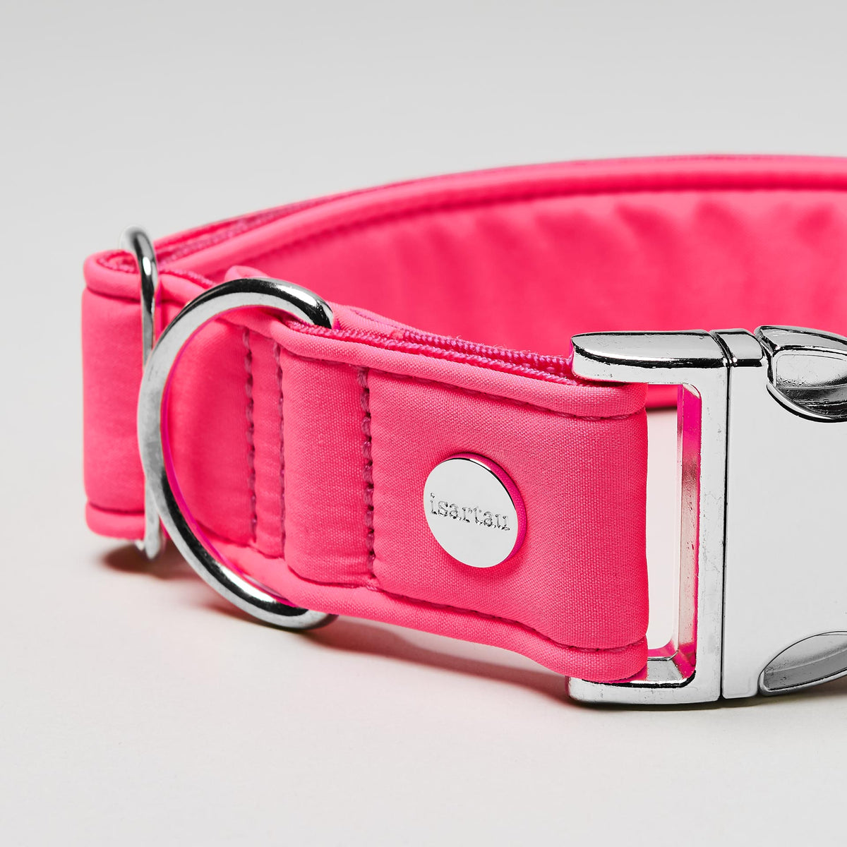 isartau Halsband Softie Neonpink, silberne Beschläge, Detailansicht