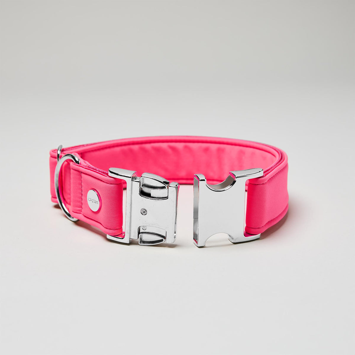 isartau Halsband Softie Neonpink, silberne Beschläge, Detailansicht