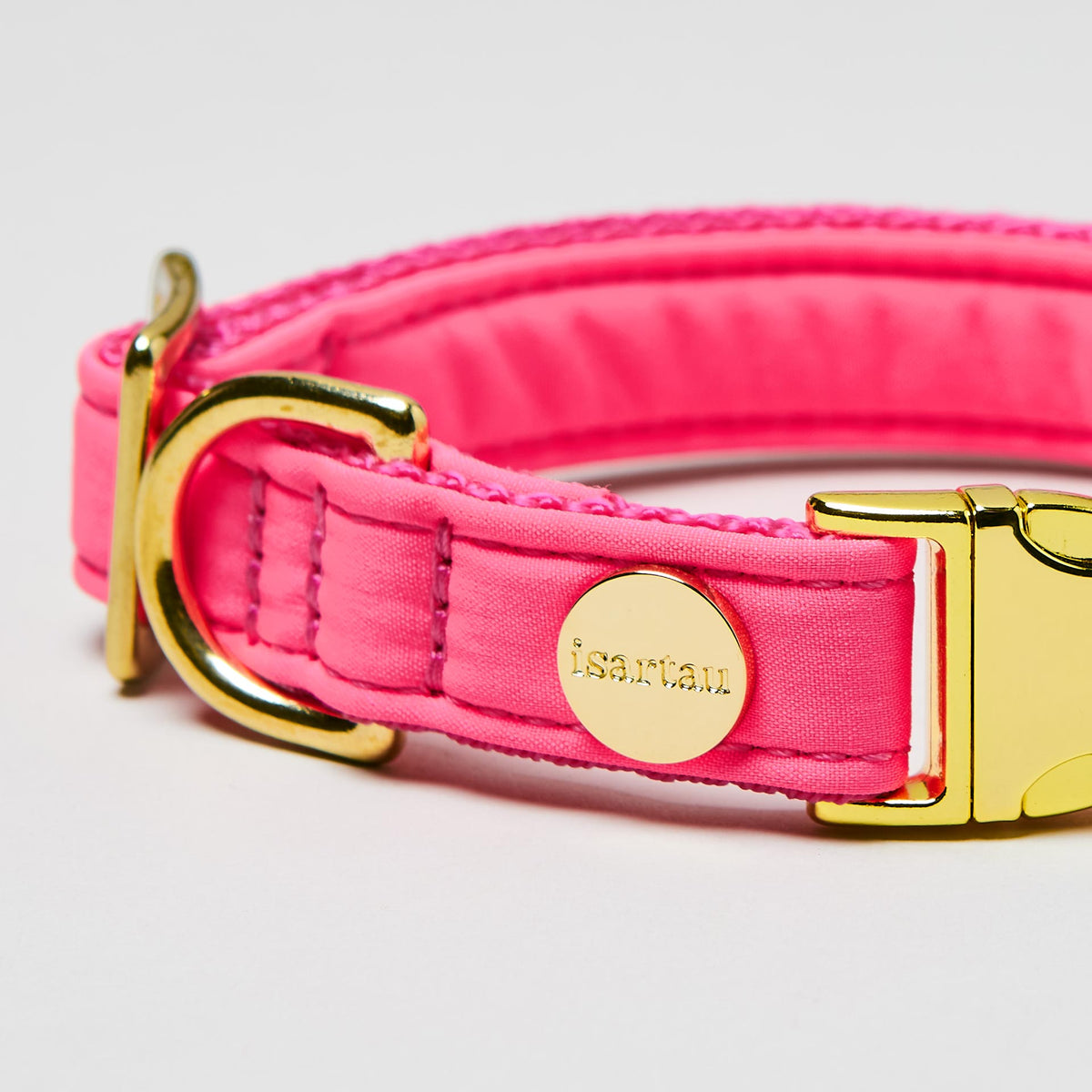 isartau Halsband Softie Neonpink, goldene Beschläge, Detailansicht