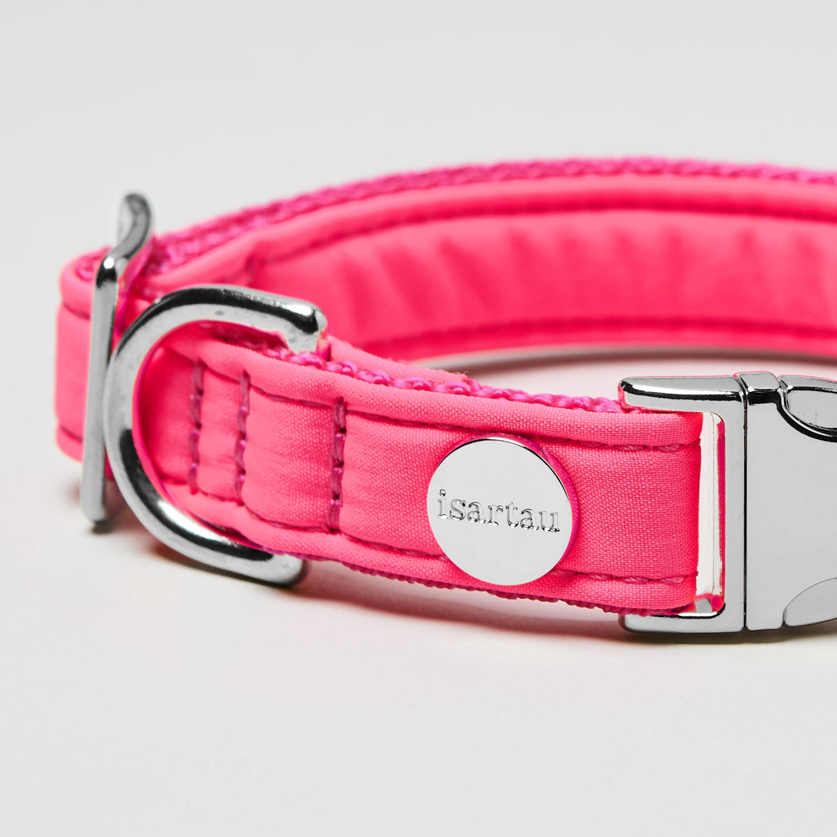 isartau Halsband Softie Neonpink, silberne Beschläge, Detailansicht