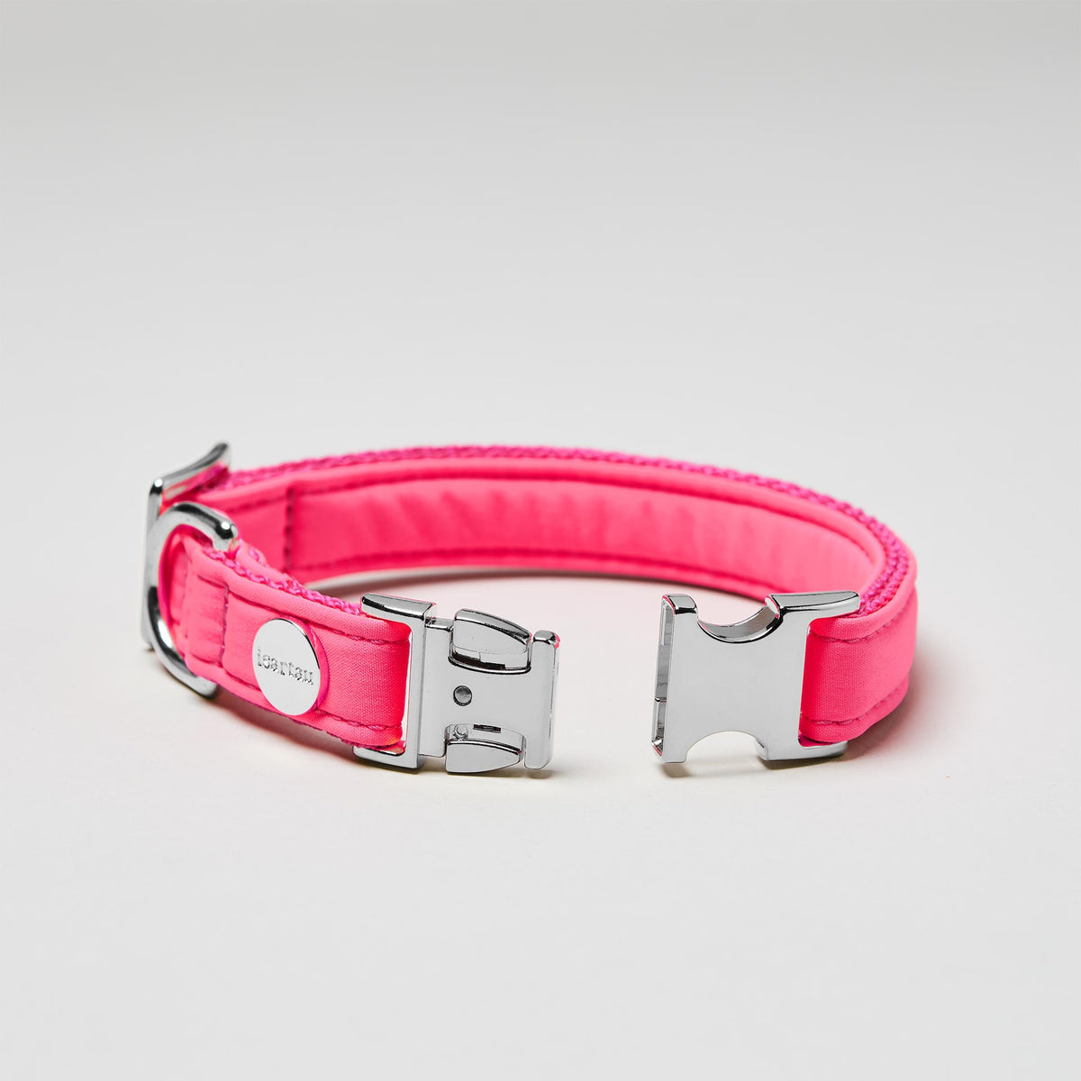 isartau Halsband Softie Neonpink, silberne Beschläge, Detailansicht