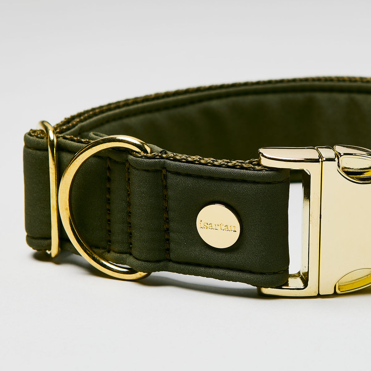 isartau Halsband Softie Oliv, goldene Beschläge, Detailansicht