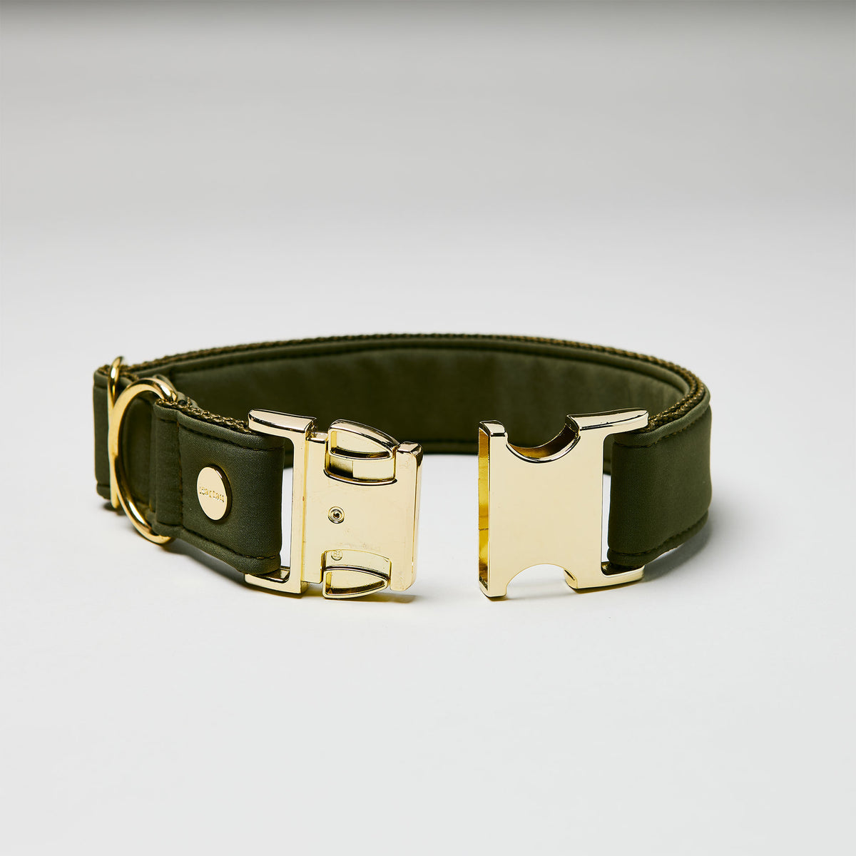 isartau Halsband Softie Oliv, goldene Beschläge, Detailansicht
